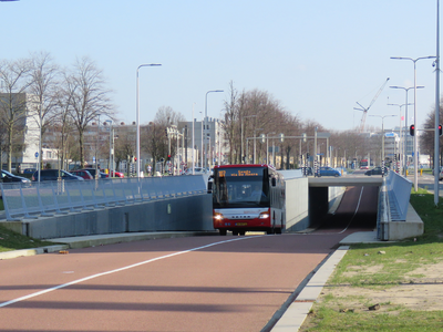 848261 Gezicht over de Churchilllaan te Utrecht, met de bustunnel onder het verkeersplein in de Beneluxlaan; uit de ...
